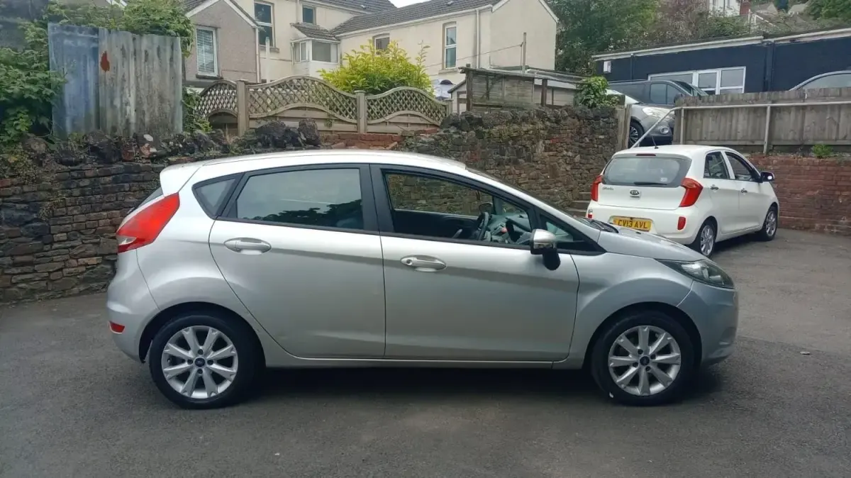 Używany Ford Fiesta 2010 Srebrny Hatchback