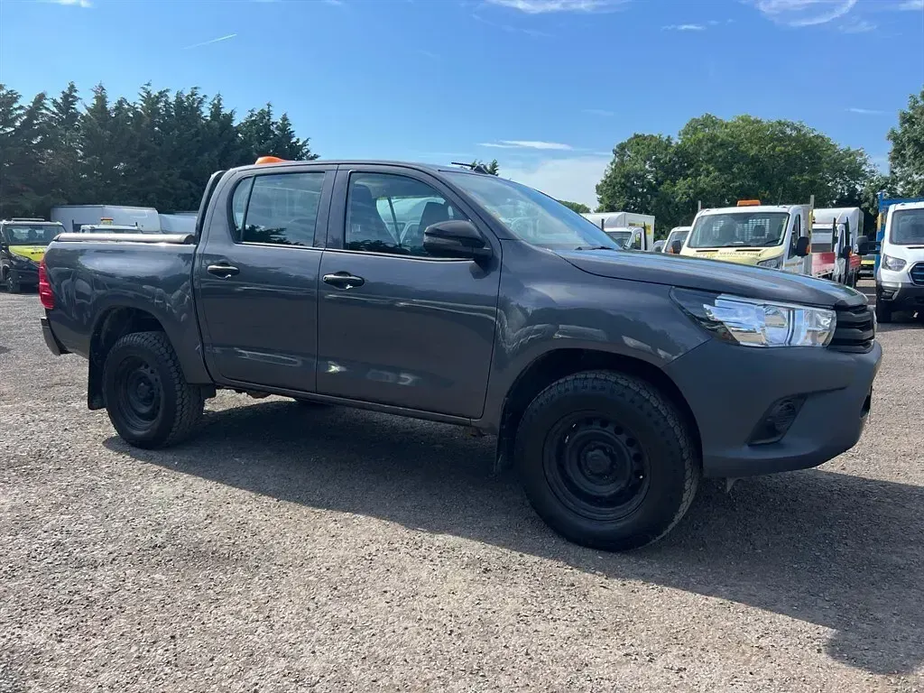 Used Toyota HiLux Active 147 HP (108 kW) 2018 Grey Pickup