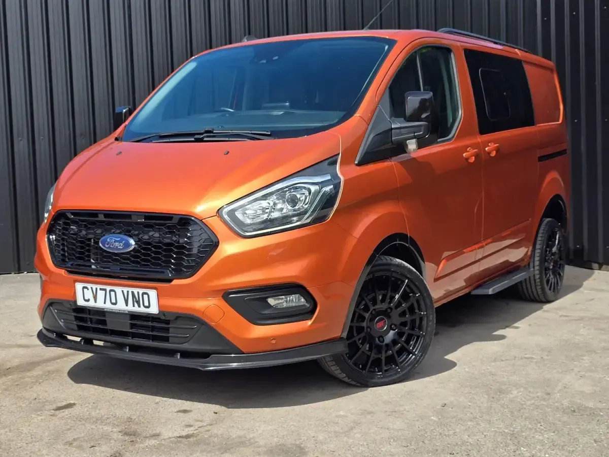 Begagnad Ford Transit Custom Limited 185 HK (136 kW) 2021 Orange Van