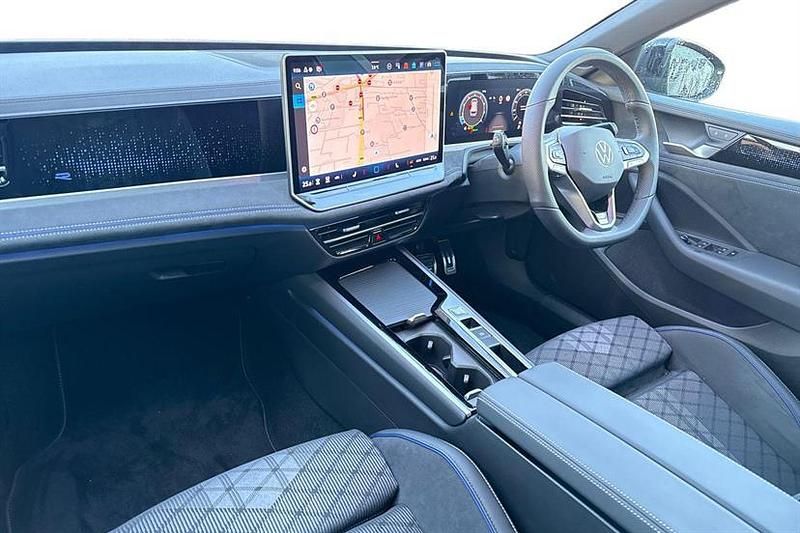 Used VW Passat R-line 150 HP (110 kW) 2025 Mariposit green Estate