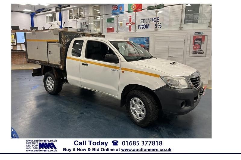 White Used 2014 Toyota HiLux Pickup | £6,490 (Fair price) - Image 1/4