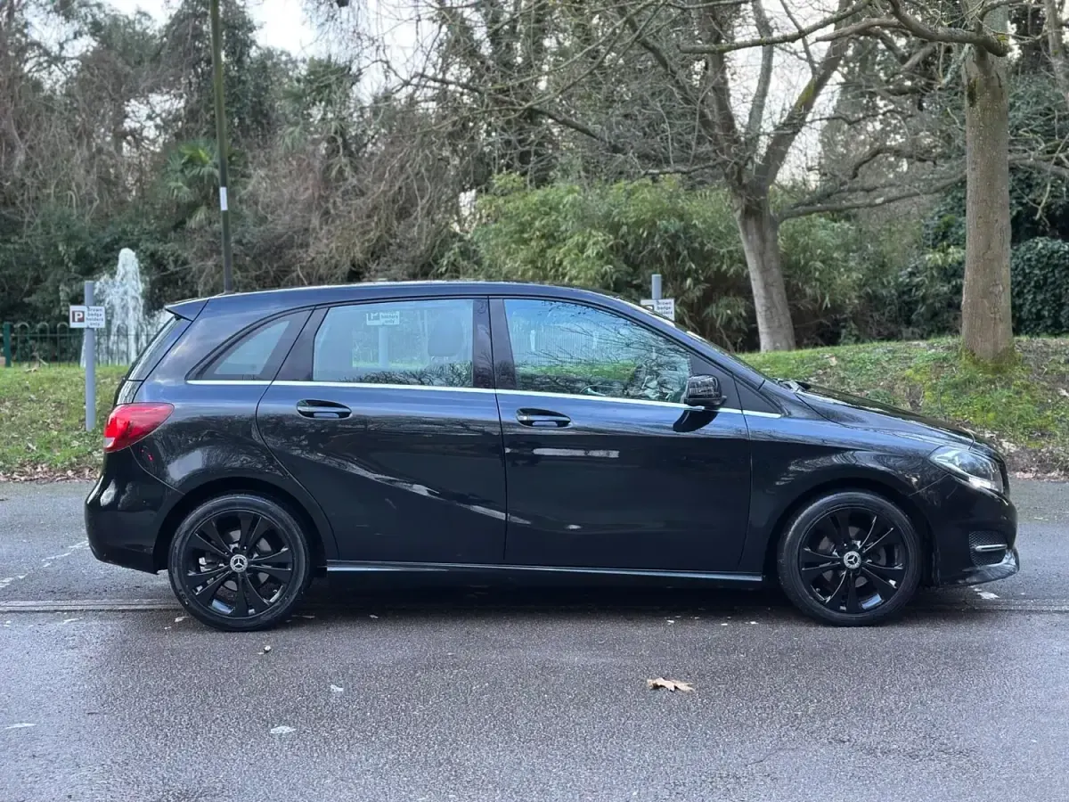 Usado Mercedes B180 109 HP (80 kW) 2017 Preto Monovolume