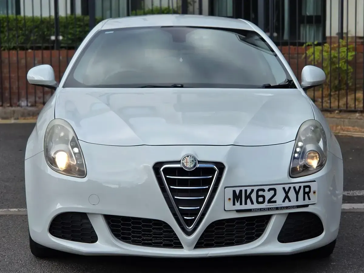 Used Alfa Romeo Giulietta Turismo 105 HP (77 kW) 2012 White Hatchback