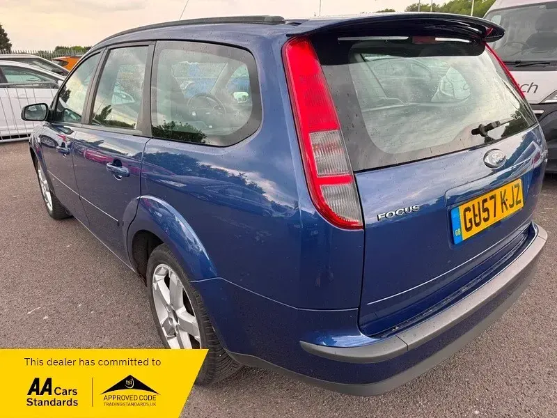 Usado Ford Focus Zetec 115 CV (84 kW) 2007 Azul Familiar