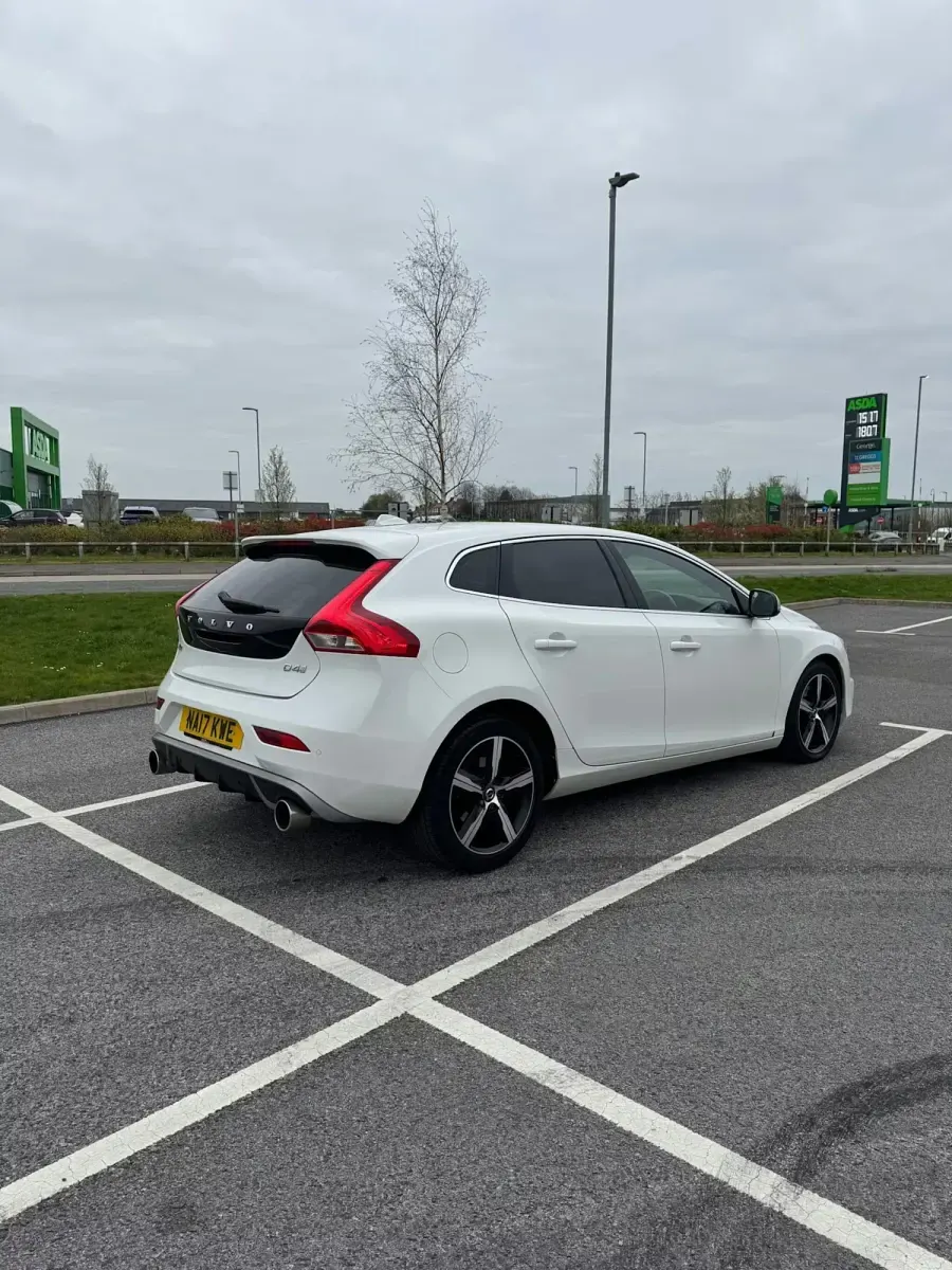 Begagnad Volvo V40 R-Design 190 HK (139 kW) 2017 Vit Halvkombi