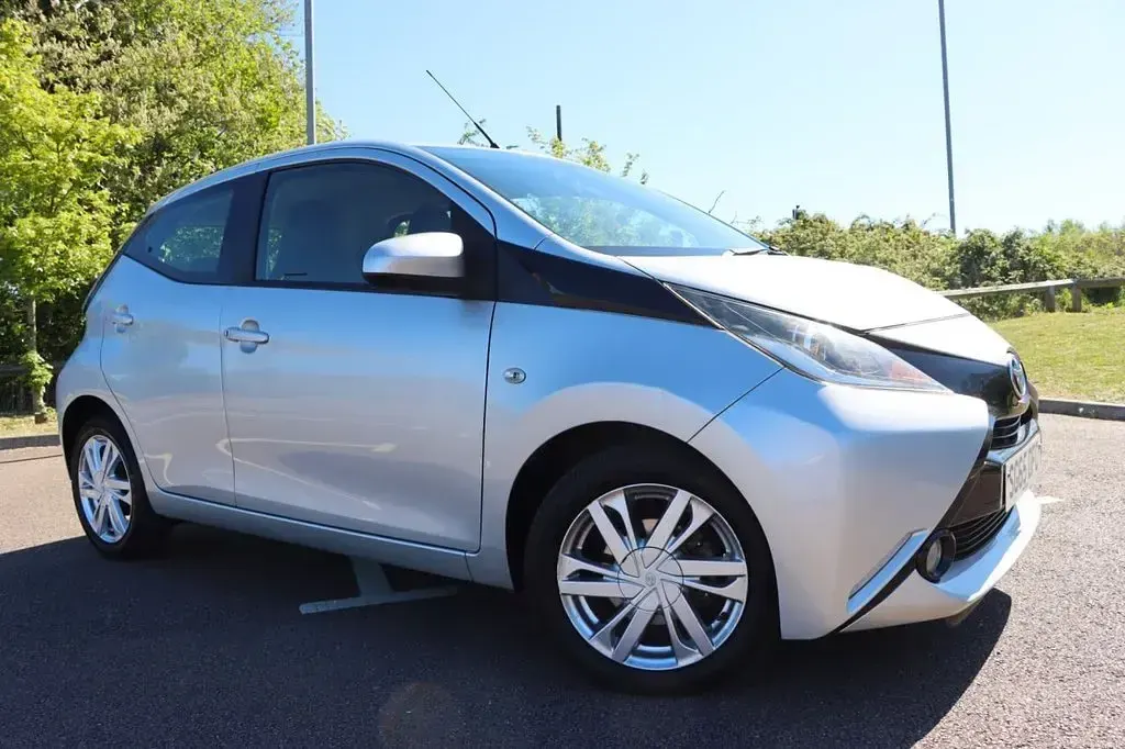 Used Toyota Aygo x-press 2015 Silver Hatchback