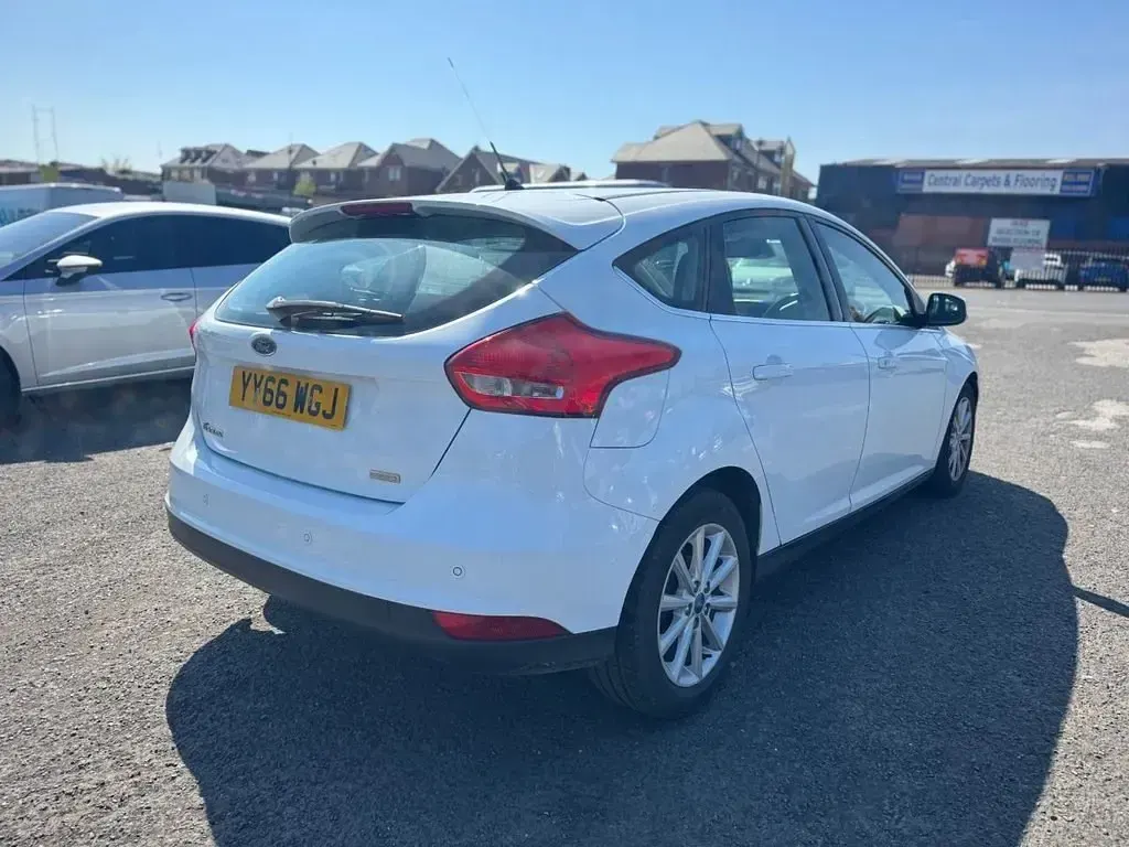 Begagnad Ford Focus Titanium 125 HK (91 kW) 2016 Vit Halvkombi