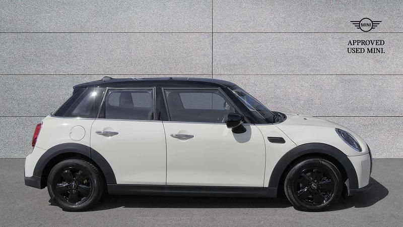 Usado Mini Cooper Classic 134 HP (98 kW) 2022 Branco Citadino