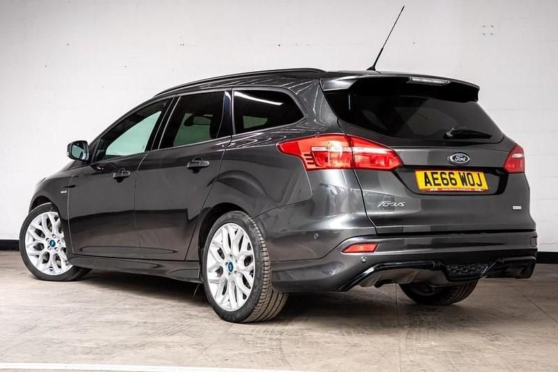 Used Ford Focus ST-Line 125 HP (91 kW) 2016 Grey Estate