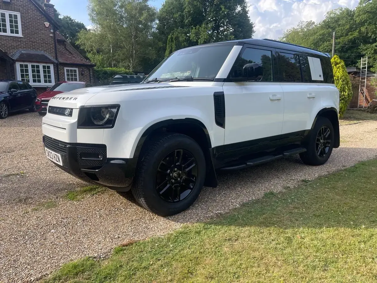 Used Land Rover Defender SE Dynamic 250 HP (183 kW) 2023 White SUV
