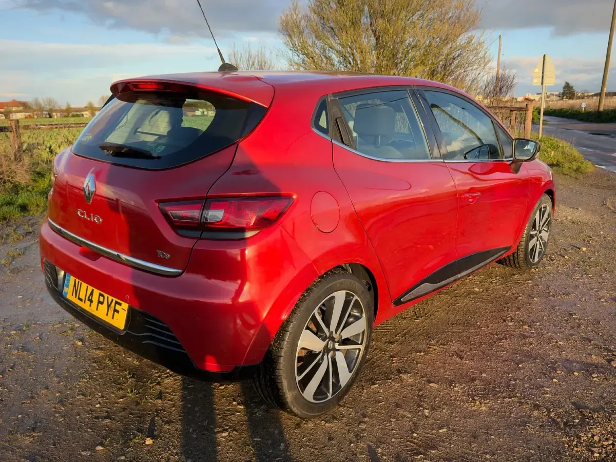 Used Renault Clio Dynamique 90 HP (66 kW) 2014 Red Hatchback