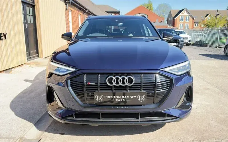 Begagnad Audi e-tron Black Edition 300 kW (408 HK) 2021 Blå SUV
