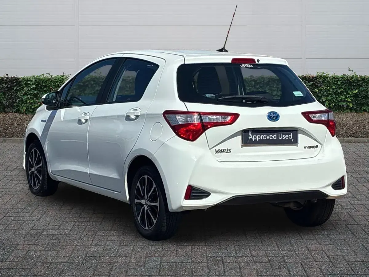 Used Toyota Yaris 100 HP (73 kW) 2018 White Hatchback