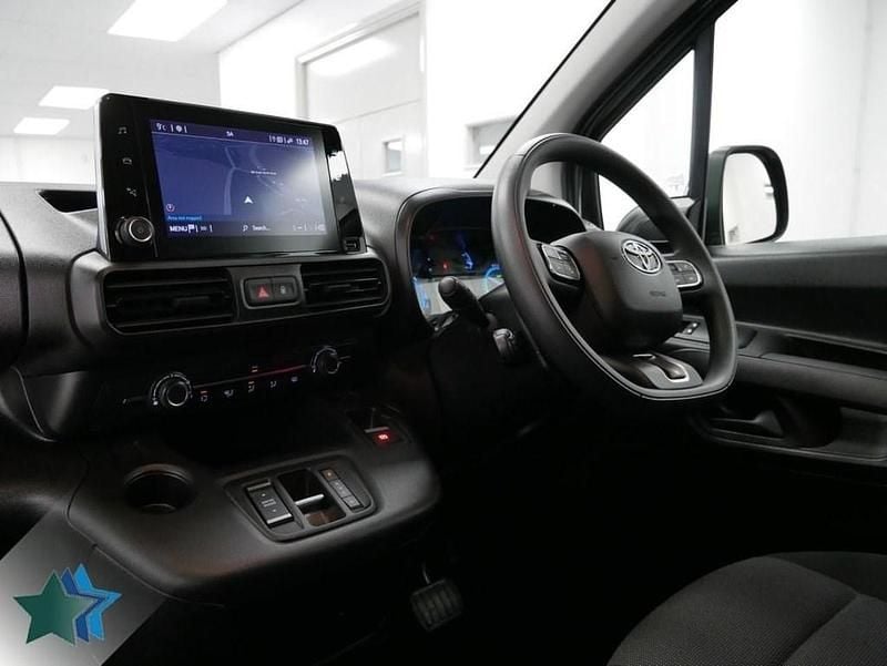 Used Toyota Proace 100 kW (136 HP) 2023 White MPV