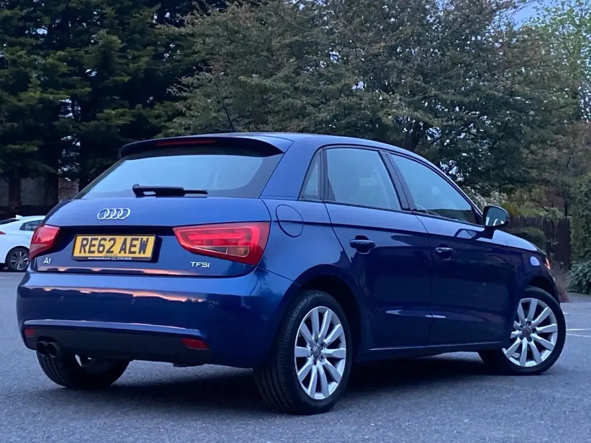 Usado Audi A1 Sportback Sport 122 HP (89 kW) 2012 Azul Citadino