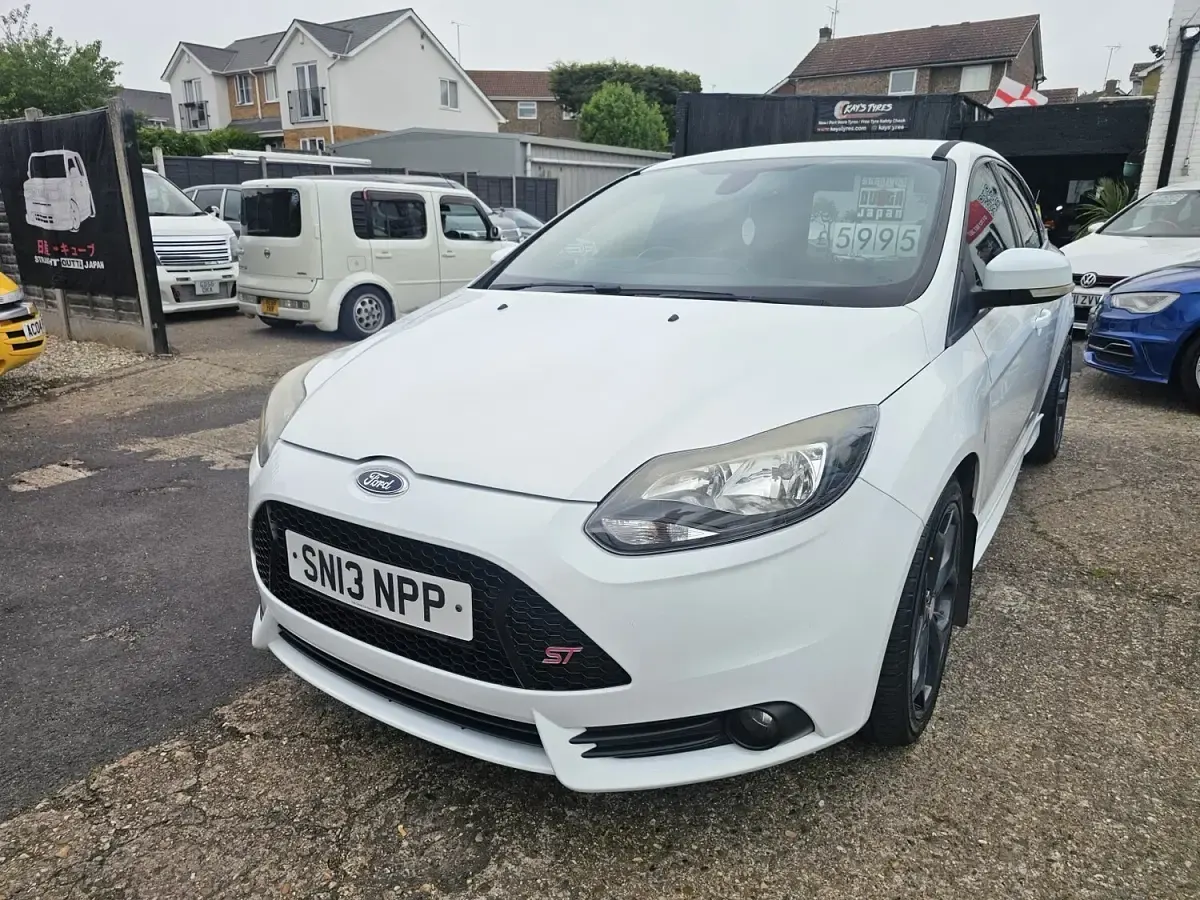 Used Ford Focus ST 250 HP (183 kW) 2013 White Hatchback