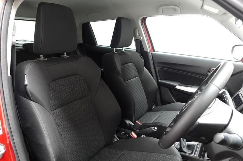 Usado Suzuki Swift SZ3 90 HP (66 kW) 2020 Vermelho Citadino