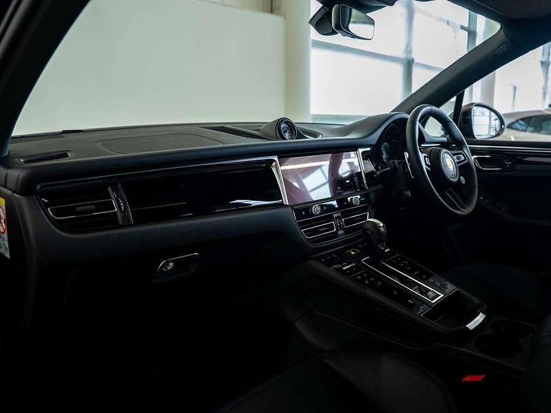 Used Porsche Macan 261 HP (191 kW) 2025 Black SUV