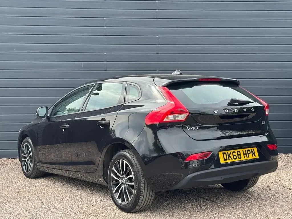 Używany Volvo V40 Momentum 122 KM (89 kW) 2018 Czarny Hatchback