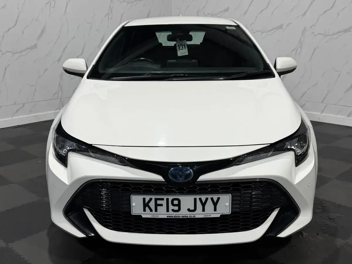 Used Toyota Corolla 122 HP (89 kW) 2019 White Hatchback