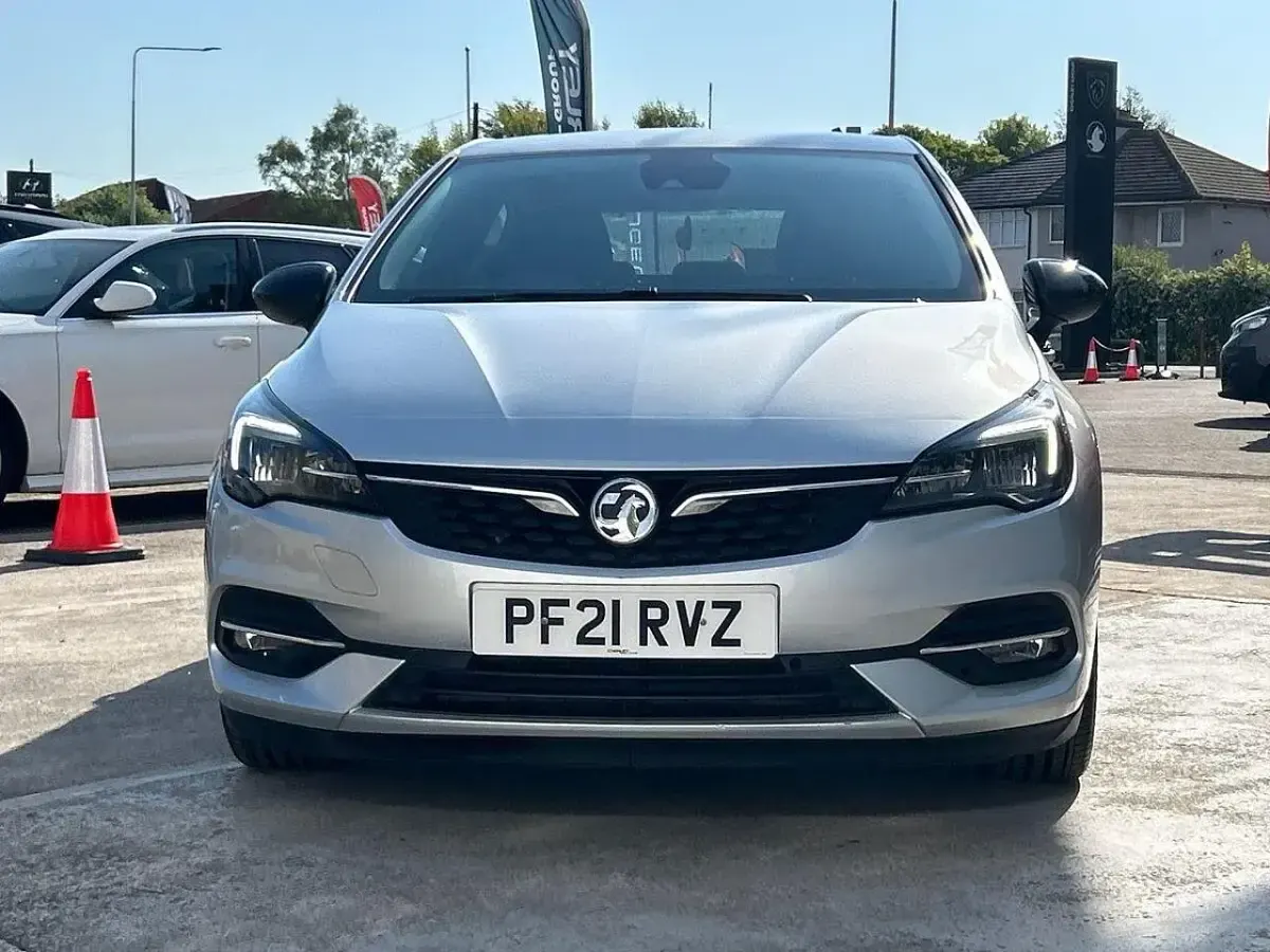Begagnad Vauxhall Astra SRi 145 HK (106 kW) 2021 Silver Halvkombi