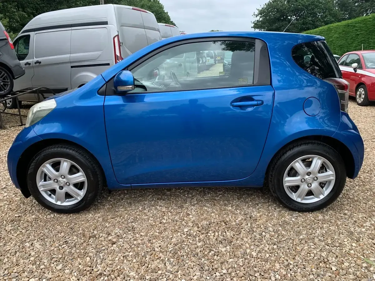 Used Toyota iQ 70 HP (51 kW) 2010 Blue Hatchback
