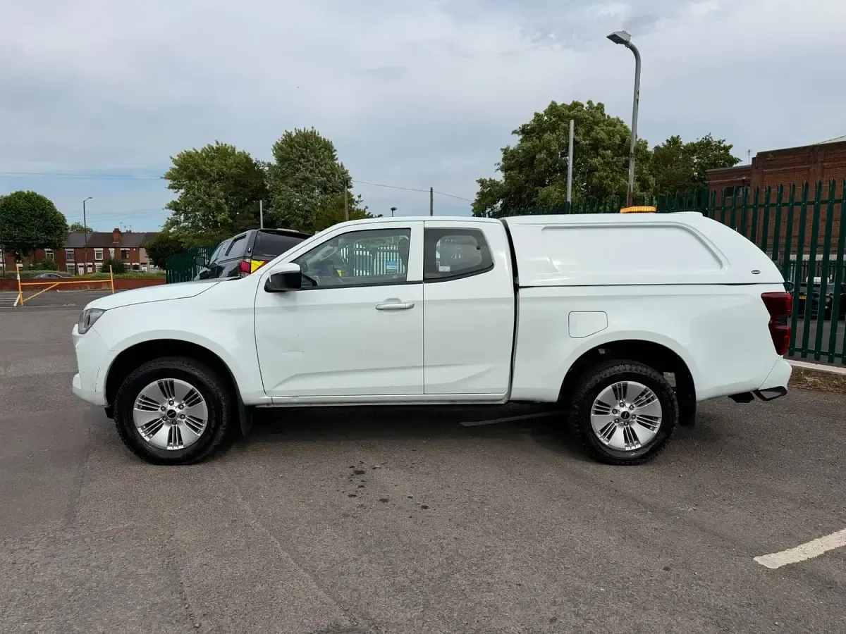 Used Isuzu D-Max 163 HP (119 kW) 2023 White Pickup