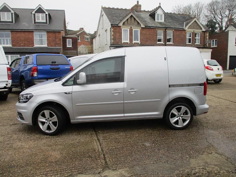 Usado VW Caddy Trendline 102 HP (75 kW) 2018 Prateado Monovolume