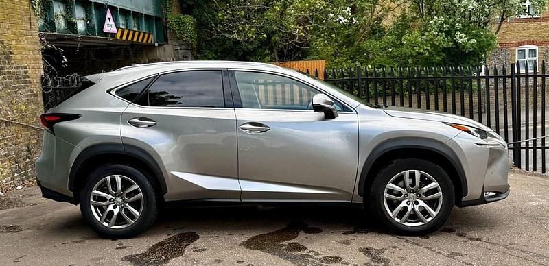 Usado Lexus NX300h Luxury Line 197 CV (144 kW) 2014 Plateado SUV