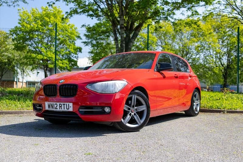 Begagnad BMW 120 Sport Line 184 HK (135 kW) 2012 Röd Halvkombi