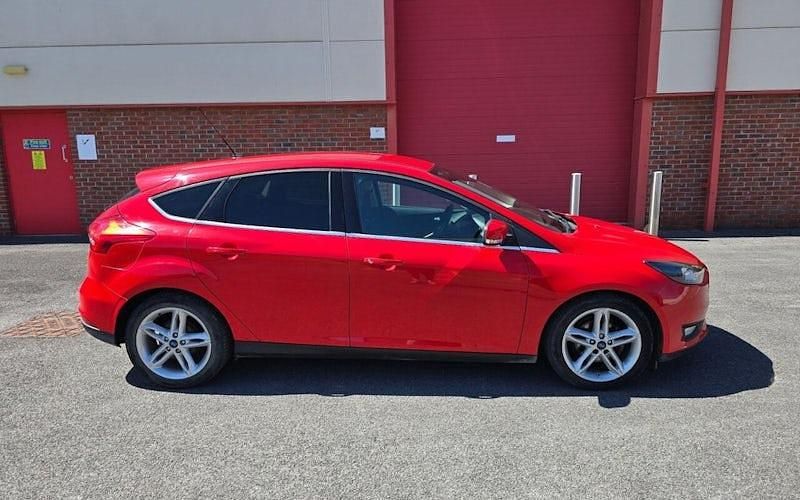 Used Ford Focus Zetec 116 HP (85 kW) 2014 Red Hatchback