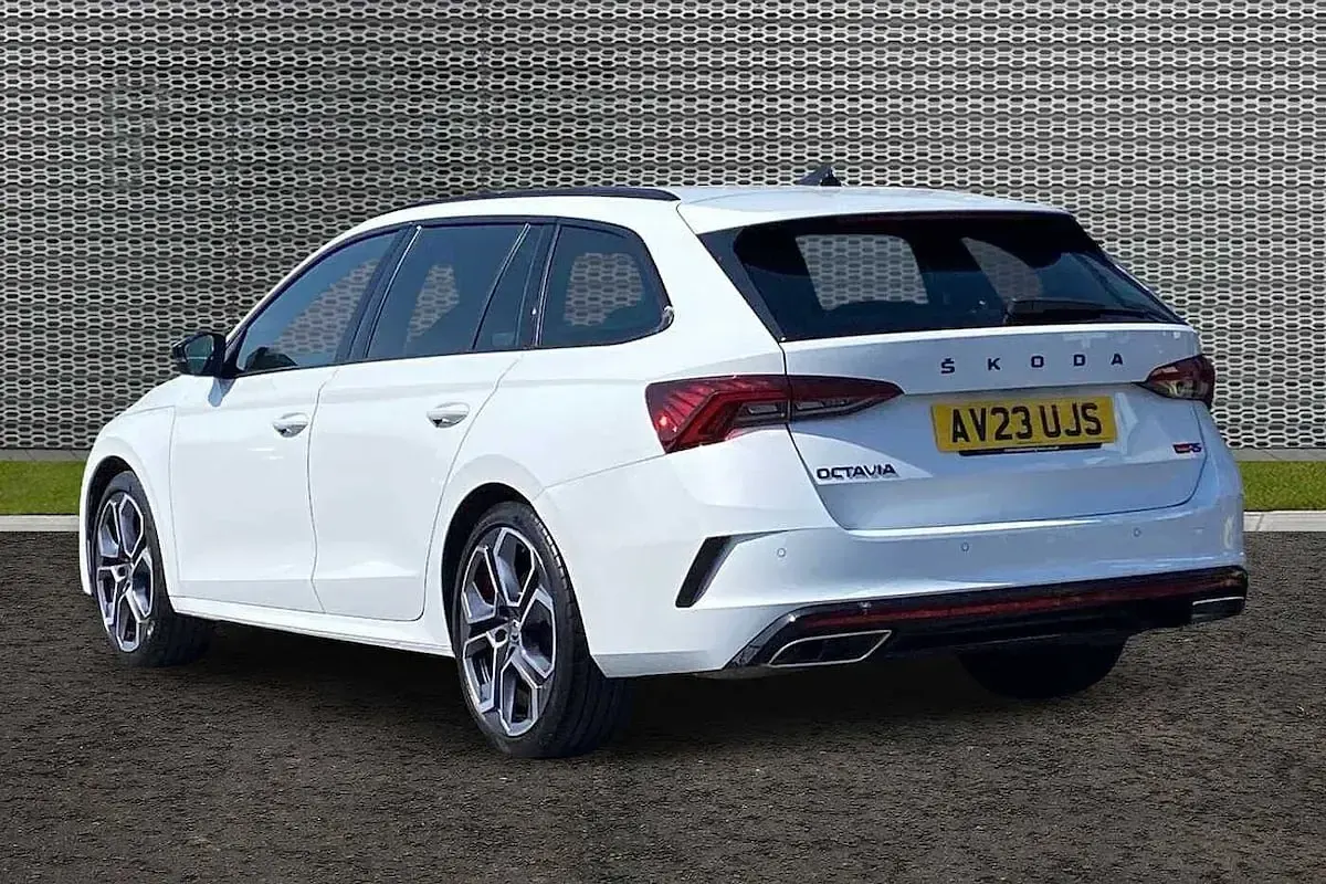 Used Skoda Octavia vRS 180 HP (132 kW) 2023 Moon white metallic Estate