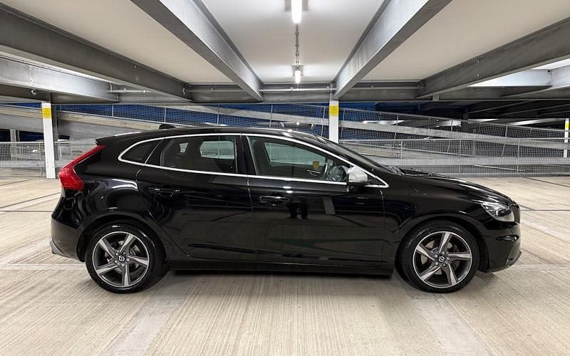 Used Volvo V40 R-Design 120 HP (88 kW) 2019 Hatchback