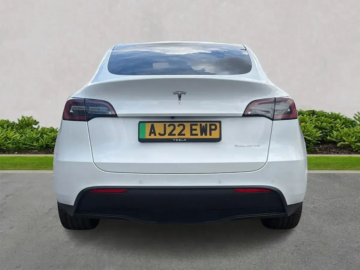 Used Tesla Model Y Long Range AWD 378 kW (514 HP) 2022 White SUV