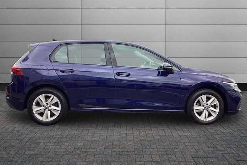Used VW Golf VIII Life 150 HP (110 kW) 2022 Blue Hatchback
