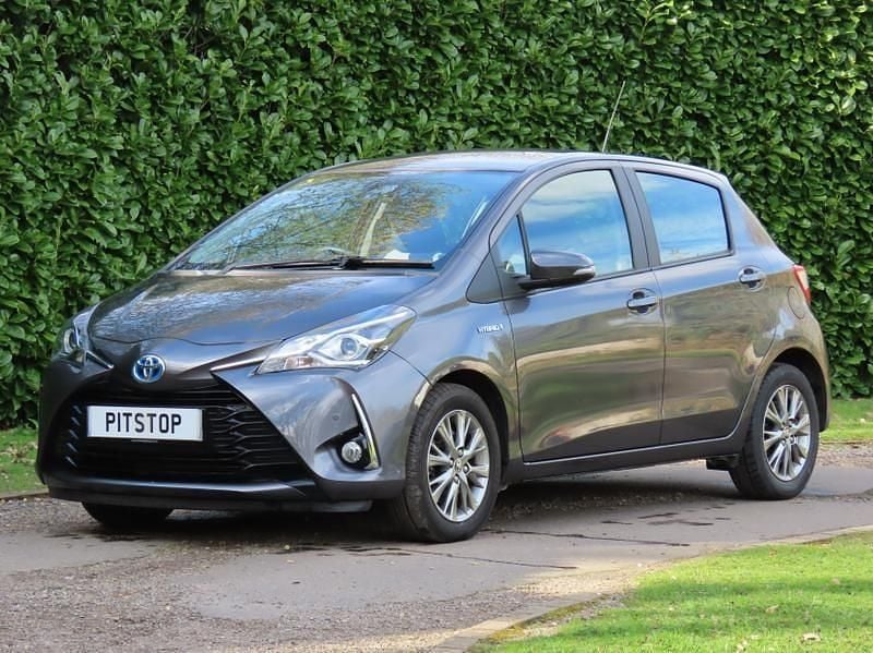 Used Toyota Yaris Hybrid 100 HP (73 kW) 2017 Grey Hatchback