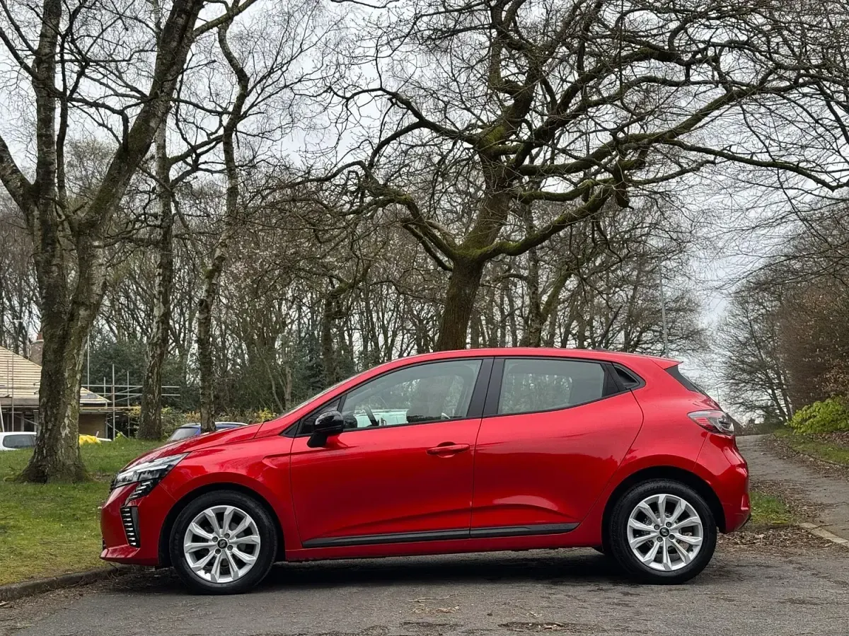 Used Renault Clio Evolution 90 HP (66 kW) 2024 Red Hatchback