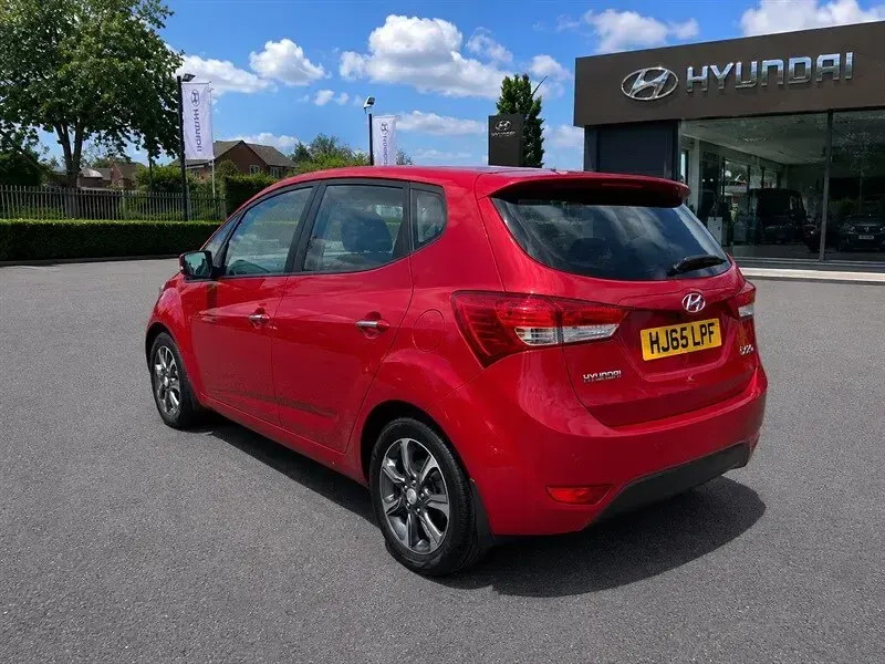 Used Hyundai ix20 Premium 90 HP (66 kW) 2015 Red Hatchback