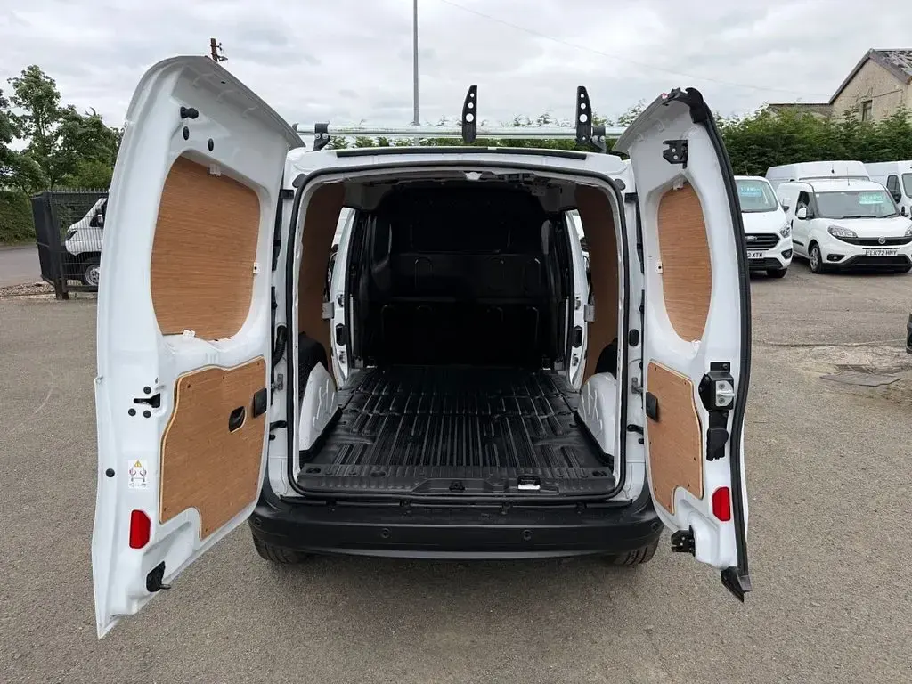 Used Nissan NV250 Acenta 95 HP (69 kW) 2022 White Van