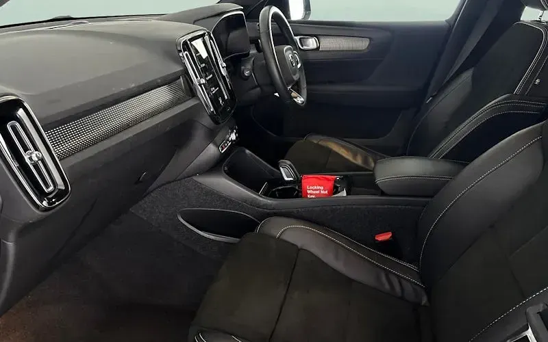 Used Volvo XC40 R-Design 211 HP (155 kW) 2021 SUV