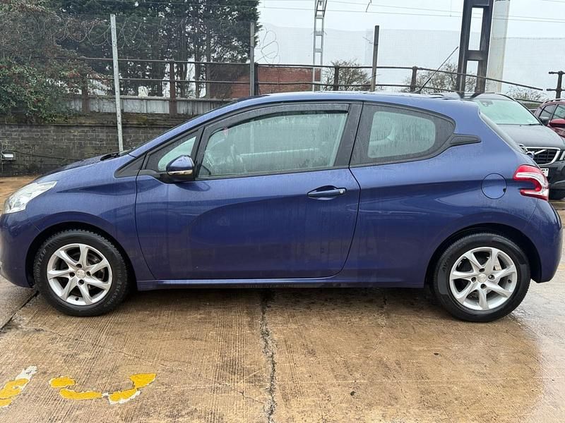 Used Peugeot 208 Active 115 HP (84 kW) 2014 Blue Hatchback