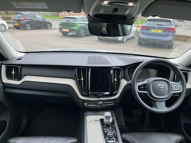 Used Volvo XC60 Inscription 250 HP (183 kW) 2021 Silver SUV