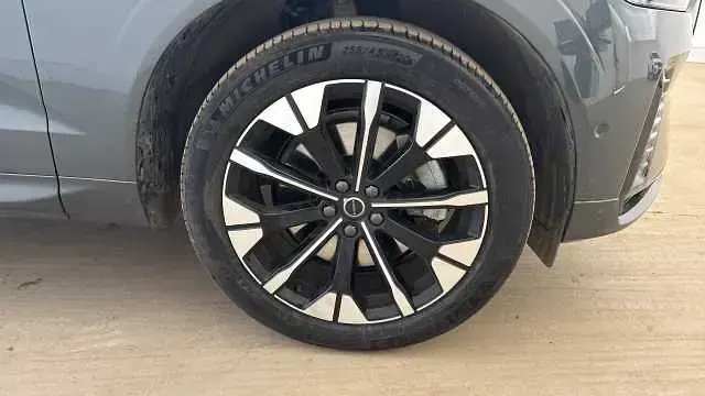 Usado Volvo XC60 Plus 247 CV (181 kW) 2025 Verde SUV