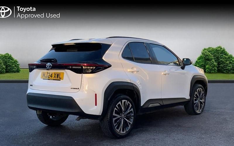 Used Toyota Yaris Hybrid 116 HP (85 kW) 2024 Pure white Estate