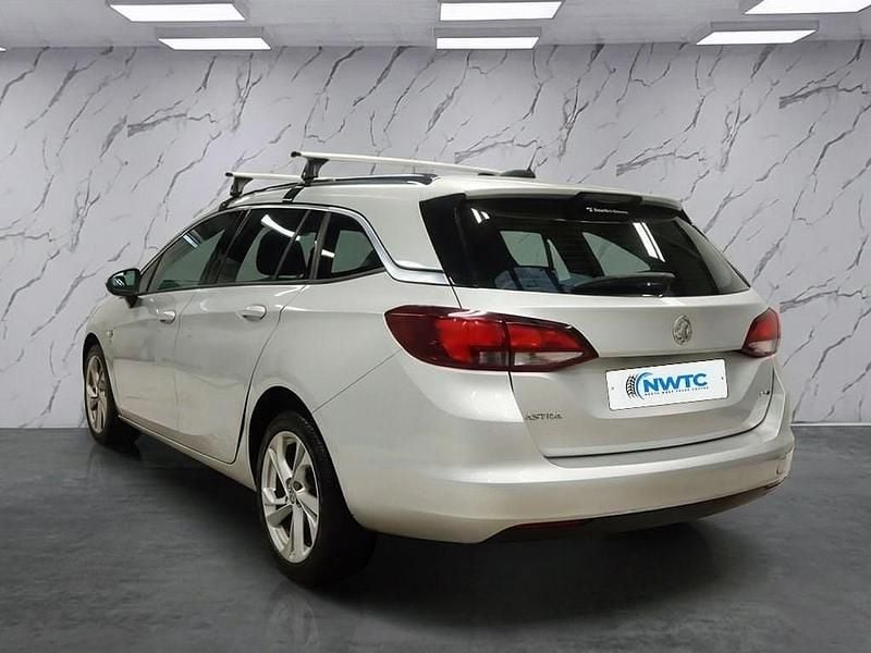 Used Vauxhall Astra SRi 136 HP (100 kW) 2017 Silver Estate