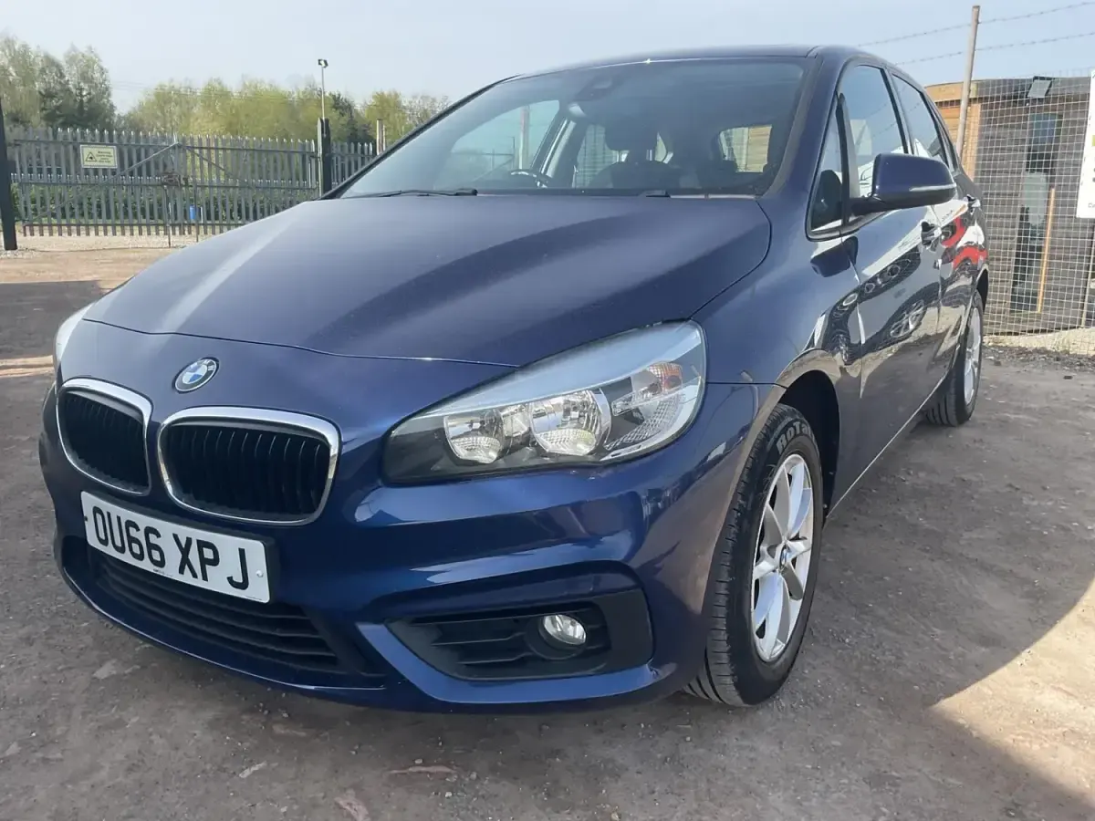 Begagnad BMW 218 Impressive 2016 Blå Halvkombi