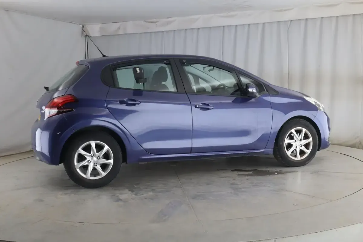 Used Peugeot 208 Active 68 HP (50 kW) 2016 Blue Hatchback