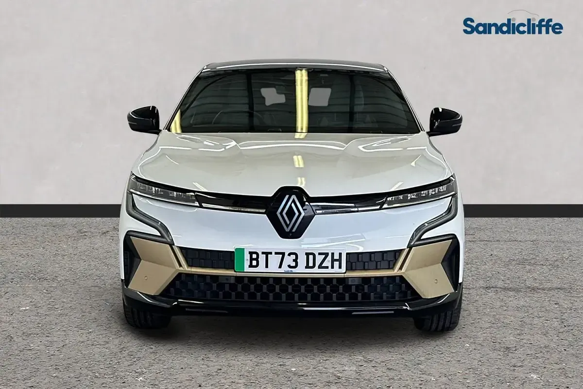 Used Renault Megane E-Tech Iconic 160 kW (218 HP) 2022 White/black Hatchback