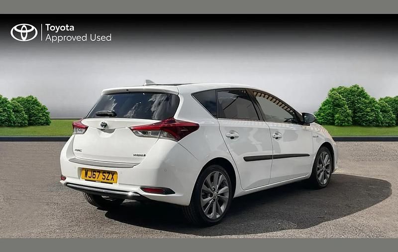 Used Toyota Auris Hybrid 136 HP (100 kW) 2017 Pure white Hatchback