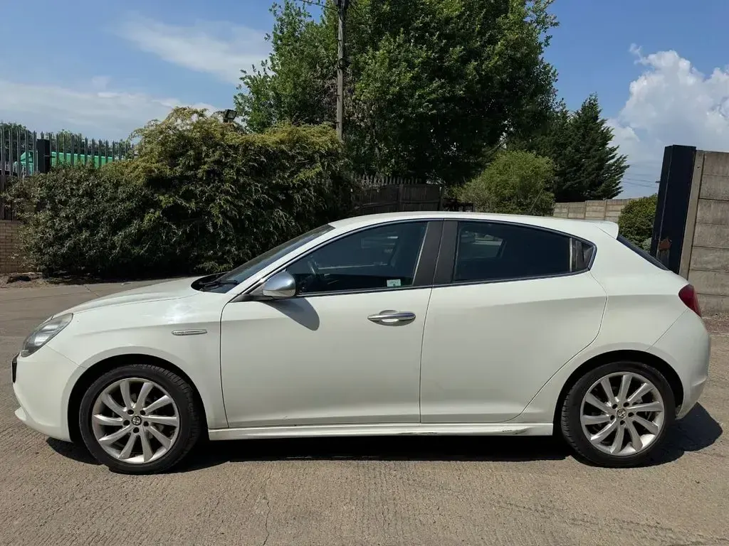 Used Alfa Romeo Giulietta Veloce 105 HP (77 kW) 2011 White Hatchback